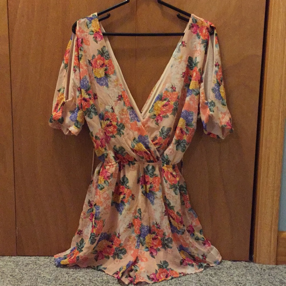 Charlotte Russe Floral Keyhole Romper • S